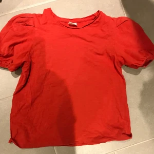 T-shirt  - Jätte fin och julig tröja, perfekt till skolavslutningen❤️❤️. Puffad i ärmarna. Något använd men inga defekter. 