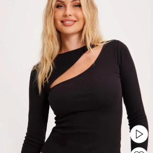 Nelly tröja - Fin basic tröja fast med en fin detalj 🤍 Från nelly i storlek medium 🤍