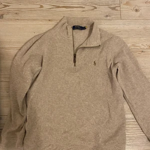 Ralph Lauren half zip - Säljer för att den knappt använda, nästan helt nyskick/ Mvh Gustav   Nypris över 1000