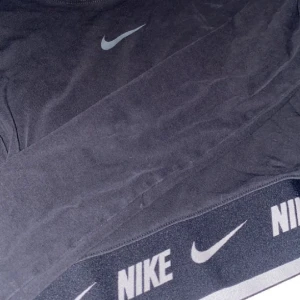 Nike topp - Långärmad Nike Topp (Magtröja)  Svart/vit  Storlek M men passar S bra också är i Bra skick 