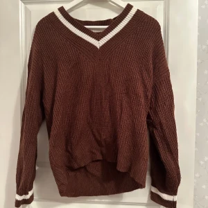 Stickad tröja - Stickad tröja i bra skick. Materialet är relativt tunt men inget som är genomskinligt.💕