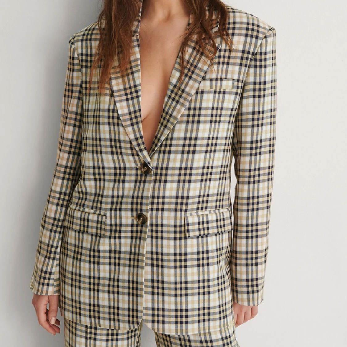 Kavaj med axelvaddar NA-KD