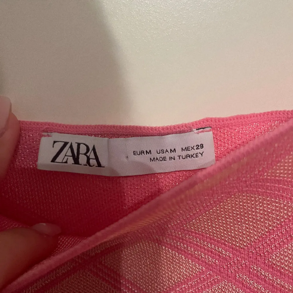 Rosa mönstrad tajt klänning från Zara! Storlek M, köpt 2021 men aldrig använt så den är verkligen i toppskick! Superfint skimmer på materialet☺️ Tyvärr kommer den helt enkelt inte till användning så tänker att den kan komma till användning hos någon annan💕. Klänningar.