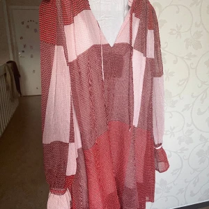 Röd/rosa klänning - Fin klänning. Lite röd- rosa. I jätte bra skickt. Storlek XL. 