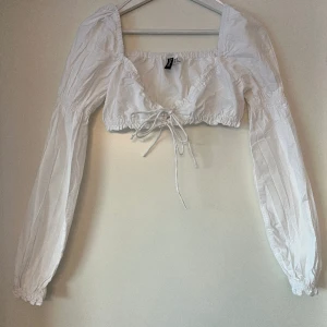 Topp - Vit topp från h&m. Som ni ser är tröjan någorlunda skrynklig, kan lätt fixas med steamer/strykjärn.   Säljer för 75kr exklusive frakt.