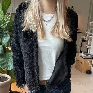 Pälskofta - Tuff, mönstrad, fransig pälskofta i svart🙌🤍