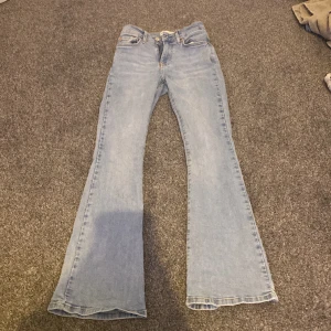 Bootcut jeans - Säljer dessa supersnygga bootcut jeansen ifrån Gina tricot, storlek 32. Bra skick. Nypris 450kr. Skriv privat för flera frågor eller bilder!❤️