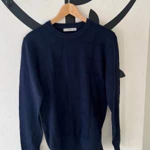 Marinblå stickad tröja från MANGO Nyskick Storlek S/M men passar storlek M