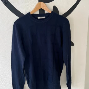 Blå stickad tröja  - Marinblå stickad tröja från MANGO Nyskick Storlek S/M men passar storlek M