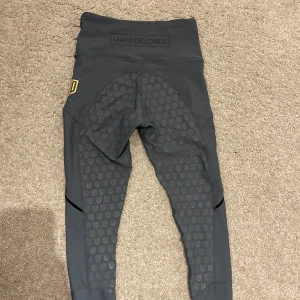 Två par maya delorez ridbyxor (Rylee function Breeches) - Samma modell på båda byxorna Helskodda båda två  Såååå bekväma inget är trasigt och inga hål