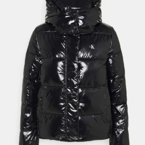 Calvin Klein jacka - Jättefin svart Calvin Klein jacka. Använd ett fåtal gånger. 