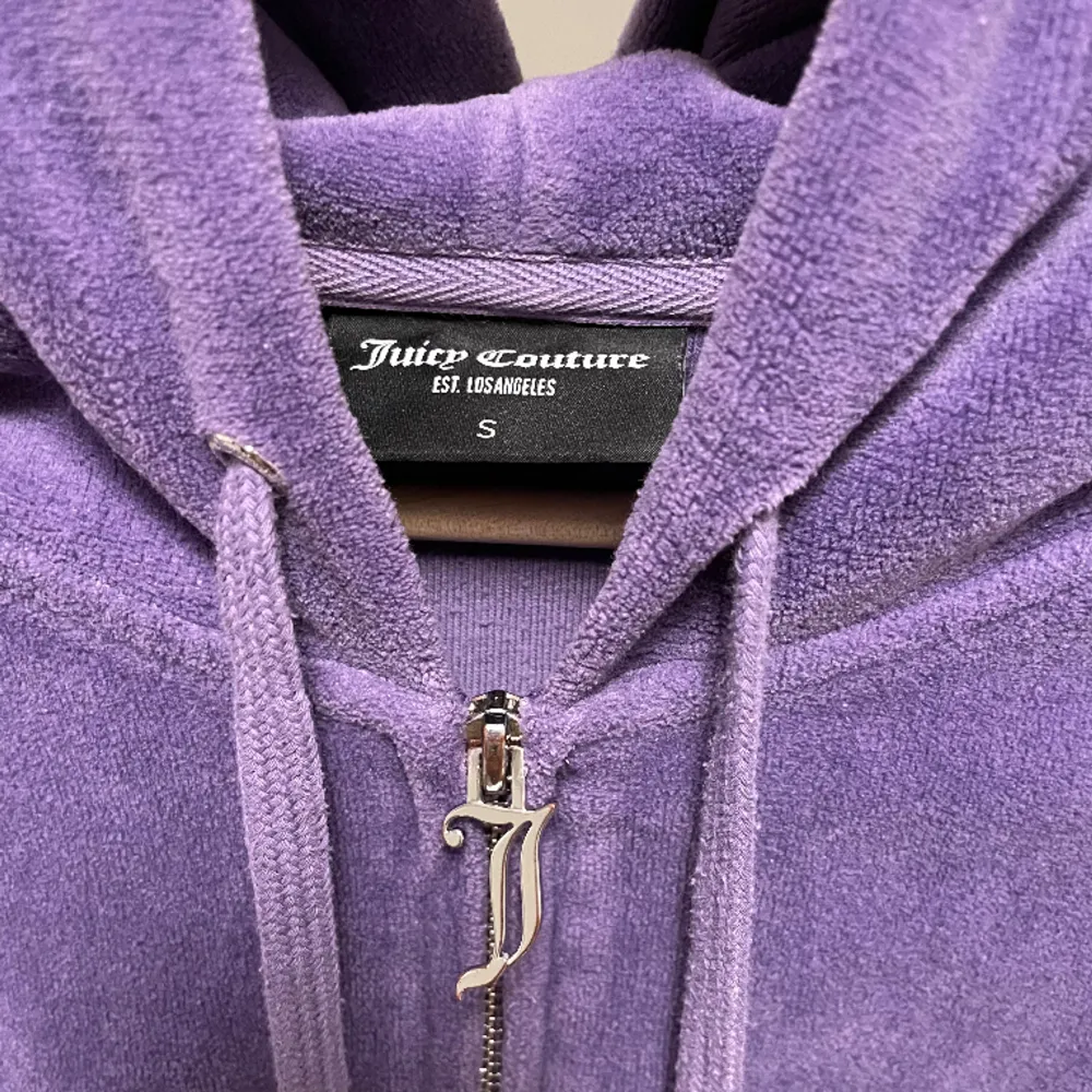 Lila Juicy Couture Jacka. Supersnygg! Kommer inte till användning . Hoodies.