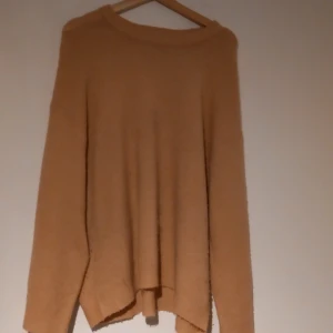 Stickad tröja - Ljusråsa stickad tröja. Lite noppig men jätte fin och perfekt till hösten💕