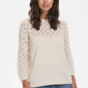 Beige/vit stickad tröja - Säljer min fina stickade tröja i alpacka och ull blandning. Passar till allt! Nypris 1000 kr. Dm för fler bilder 💌