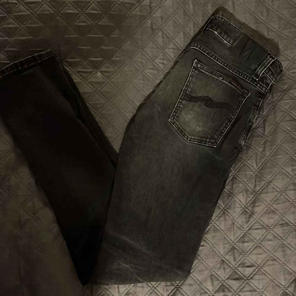 Säljer nu dessa Nudie Jeans co jeansen i färgen svart och storleken: W:30 L: 32. Dom är i mycket bra skick utan deflekter, jag är 188 cm. Har du någon fråga är det bara att skriva. . Jeans & Byxor.