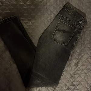 Säljer nu dessa Nudie Jeans co jeansen i färgen svart och storleken: W:30 L: 32. Dom är i mycket bra skick utan deflekter, jag är 188 cm. Har du någon fråga är det bara att skriva. 