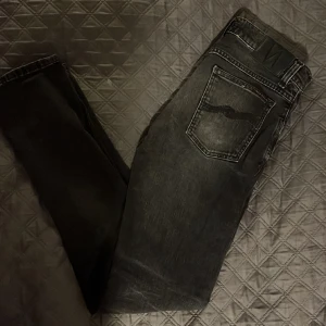 Nudie Jeans co stl W: 30 L: 32 - Säljer nu dessa Nudie Jeans co jeansen i färgen svart och storleken: W:30 L: 32. Dom är i mycket bra skick utan deflekter, jag är 188 cm. Har du någon fråga är det bara att skriva. 