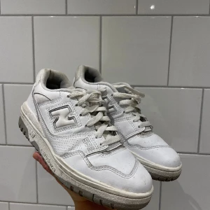 New Balance 550 - Säljer ett par vita New Balance 550:or, använda men de är ändå i mycket gott skick. Jag har originallådan kvar om man önskar få skorna skickade i den! Köparen står för frakten, annars finns dom även att hämta i södra sthlm! 😊