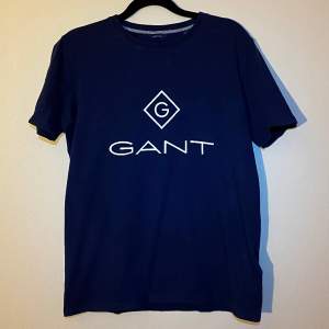 T-shirt från Gant i mörkblått. Passar både män och kvinnor, skulle säga att den är i storlek M 