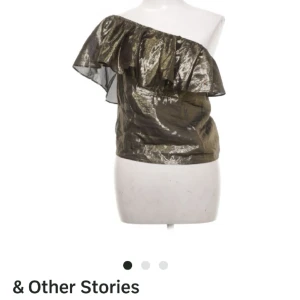 One shoulder topp - Så snygg fest stopp!  Storlek 36 sitter som en s lite tajt för mig över bysten💕från & Other Stories men köpt på Sellpy, köp dirket för 399!
