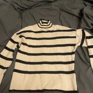 Stickad  - Tröja från only, jättefin men tyvärr för liten för mig, använd några gånger men bra skick 