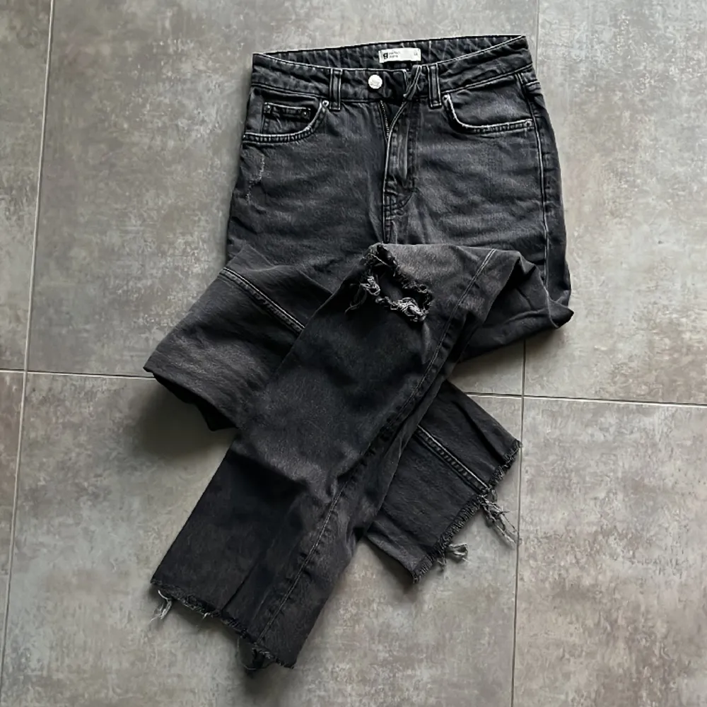 Snygga Gina Tricot svarta jeans storlek 34 i bra skick. . Jeans & Byxor.