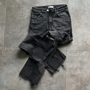 Snygga Gina Tricot svarta jeans storlek 34 i bra skick. 