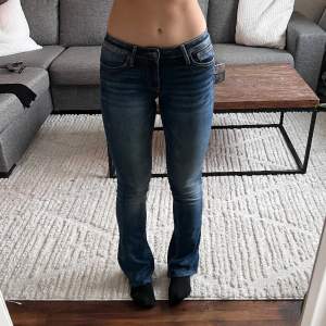 Populära lågmidjade crocker jeans! Använda 2 gånger, nyskick. 💙 
