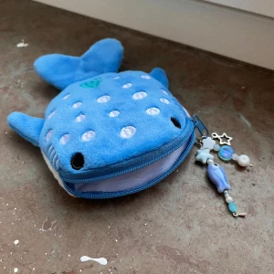 Mynbösa 🐋⋆｡𖦹 🫧°✩ - En myntbösa som ser ut som en valhaj! 🐋⋆.ೃ࿔*:･  OBS! Skriv via DM innan du trycker på ”köp nu” <3