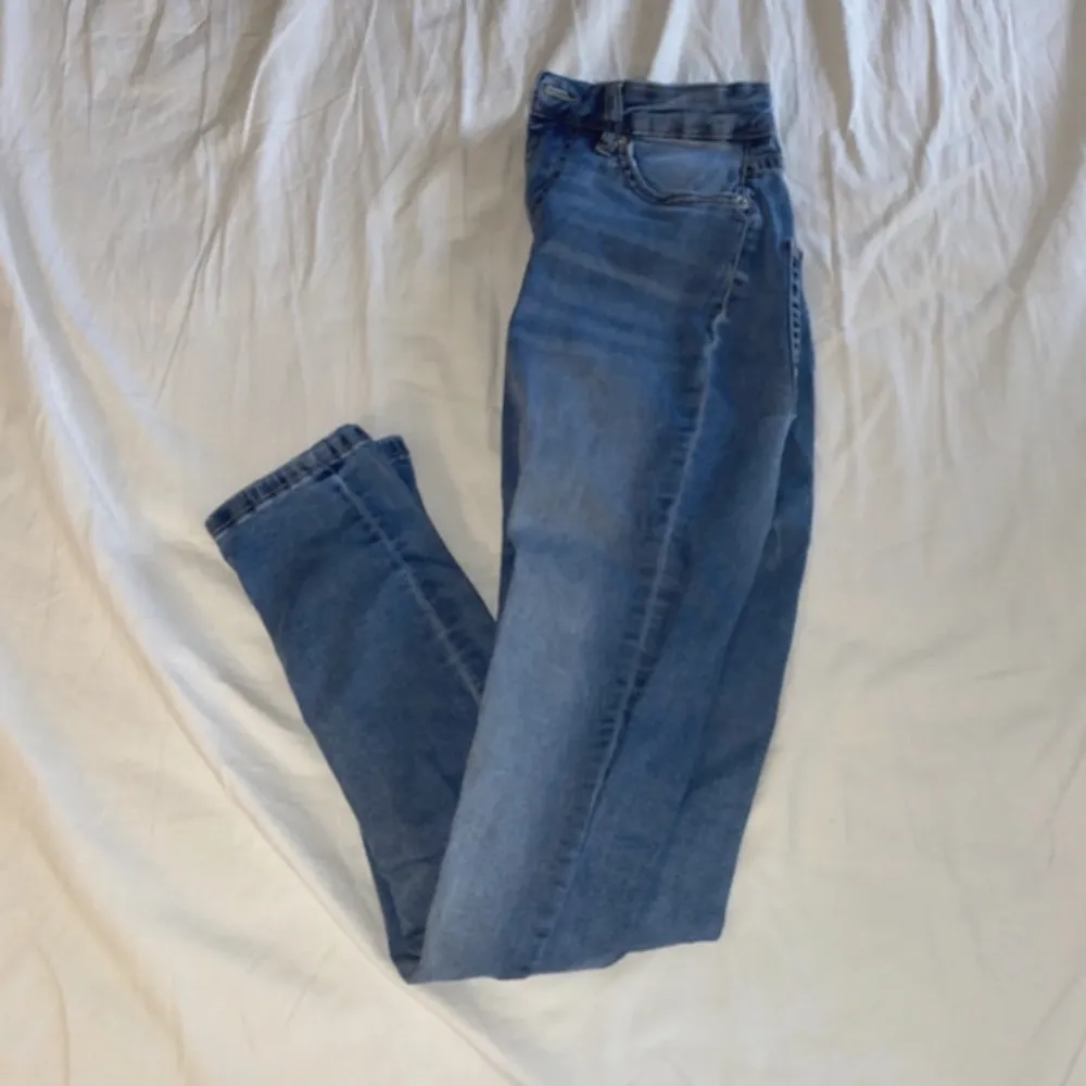 jeans från lager 157 i snake, lite mörkare blå. jeansen är knappt använda❤️. Jeans & Byxor.