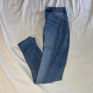 jeans - jeans från lager 157 i snake, lite mörkare blå. jeansen är knappt använda❤️