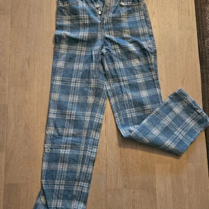 Rutiga jeans - Normal passform. Bra skick.