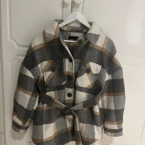 Kappa - INTRESSEKOLL!  Kappa från märket Pisces som jag beställde från Zalando. Använd endel men är i fint skick. Säljer för att den tyvärr inte kommer till använding längre.