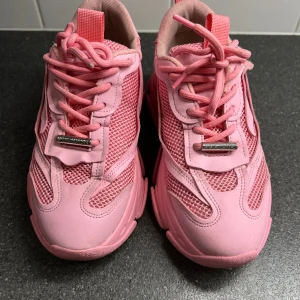 Rosa STEVE MADDEN stl36 - Väldigt fina STEVE MADDENs skor i storlek 36. 