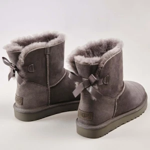 S Ö K E R - S Ö K E R Söker ett par grå uggs mini bow, storlek 39 🤍