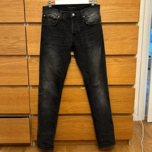 Nudie Jeans - Säljer nu ett par av mina Nudie Jeans i en otroligt snygg svart fadead färg. Köpte dessa för 1499kr och säljer dom nu för 599kr. Väldigt fint skick 9,5/10