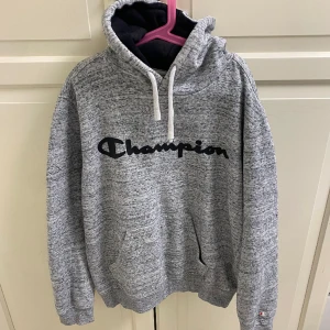 Champion barn tröja  - Champion barn tröja storlek S I väldigt gott skick  Säljes för 120