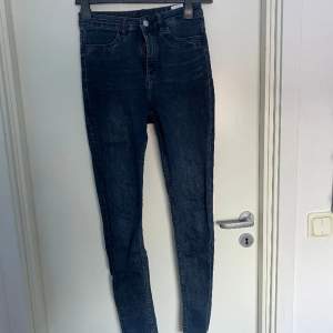 Mörkblåa jeans från H&m, ser nya ut och är i bra skick.