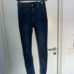 Jeans - Mörkblåa jeans från H&m, ser nya ut och är i bra skick.