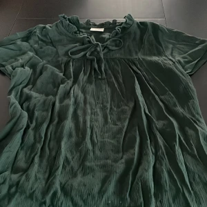 Grön söt bluse. - Grön bluse. Stolek 34. Endast använd en gång. Köparen står för frakten.