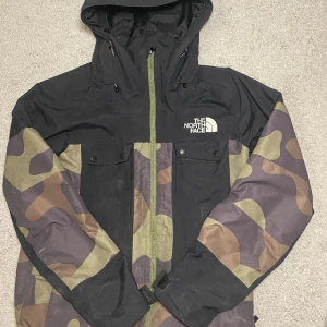 North face skidjacka/ vindjacka - -Storlek S, passar även M  - använt skick. Finns några små skavanker.  - pris 899kr 
