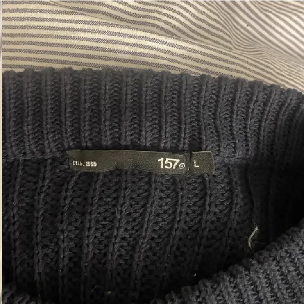 Stickad tröja från Lager 157 i storlek L. Skulle säga att den är i M och passar mig som vanligtvis har storlek S. Tycker att det är lite snyggare med oversized på denna tröja. Fina randigt mönster med färgerna marinblå och vit. . Stickat.
