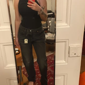 Levi jeans 501 - Helt oanvända (tags kvar) Levi 501 jeans i strl 30/32, ”svartblekta raka jeans i 90-talsstil”. Nypris 1419kr. Säljer då jag råkade beställa fel strl.