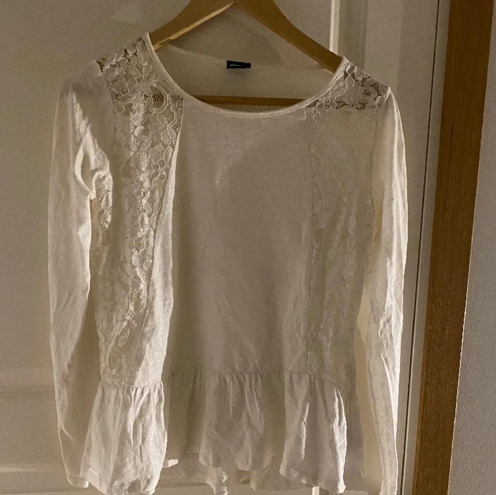 vit Långärmad tröja med spets på båda sidor och en volang längst ner storlek Medium och kommer ifrån Gina tricot.. Toppar.