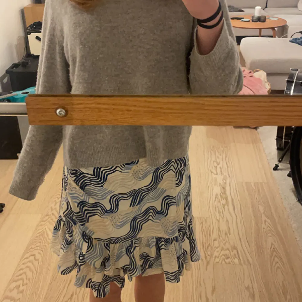 Säljer min fina kjol från ginatricot som är perfekt till sommaren!💕 inga defekter och använd typ två gånger!💕. Kjolar.