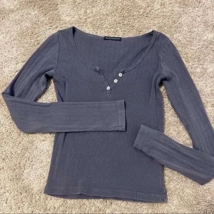 Tröja  - Säljer denna supersnygg tröjan i st xs, jätte bra skick 