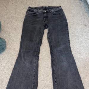 Säljer mina fina lågmidjade bootcut jeans från Gina tricot, dom ser ut att va slitna men dom är så i färgen, fast kan va lite slitet någonstans eftersom jag har använt dom mycket, men inget som syns.💗 Nypris: 499 kr