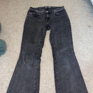 Gina tricot jeans  - Säljer mina fina lågmidjade bootcut jeans från Gina tricot, dom ser ut att va slitna men dom är så i färgen, fast kan va lite slitet någonstans eftersom jag har använt dom mycket, men inget som syns.💗 Nypris: 499 kr