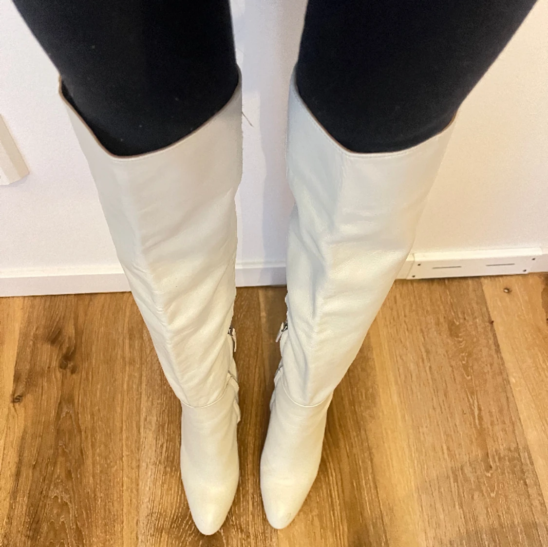Vita skinnstövlar 36 - 90