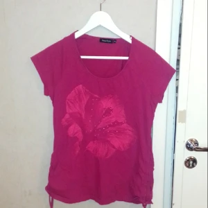 Fintröja med mönster och glitter M  - Superfin mörklila/mörkröd t-shirt strl M. Mycket bra skick. :) 